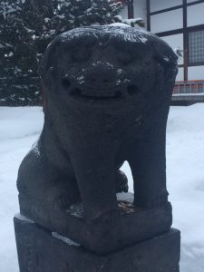 笑う狛犬冬